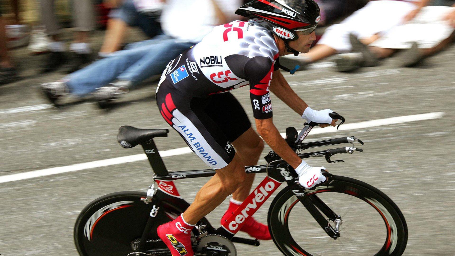 英超赛场突发意外，主裁判受伤倒地，瓦尔迪主动吹停比赛彰显体育精神